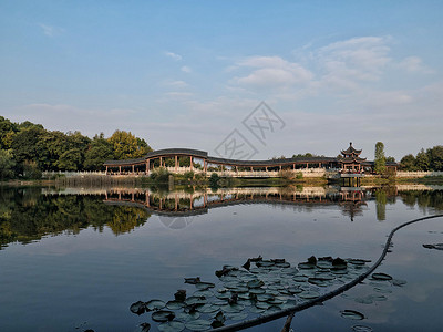 岳麓山上的名胜景点穿石坡湖背景