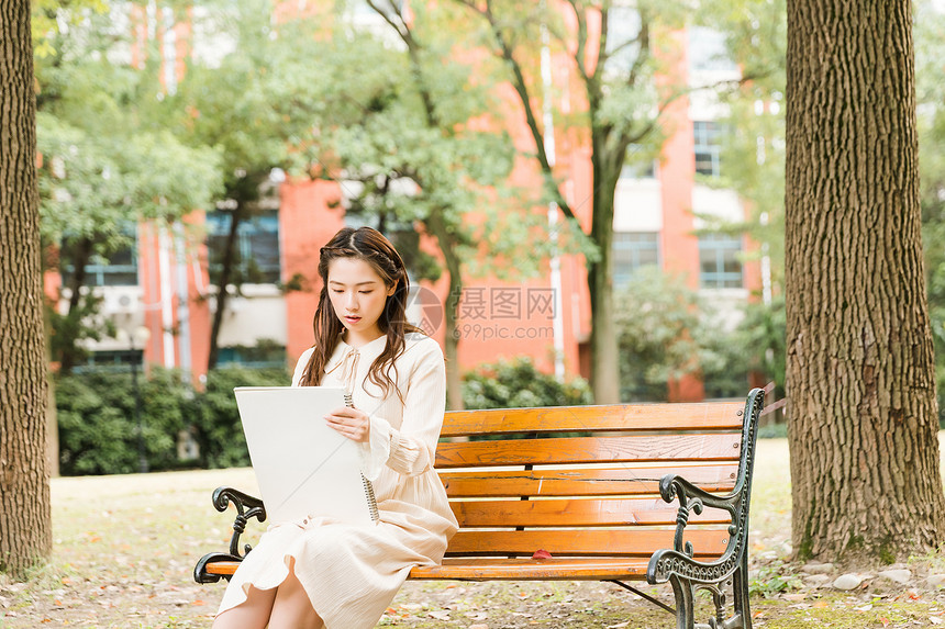 青春女孩素描图片