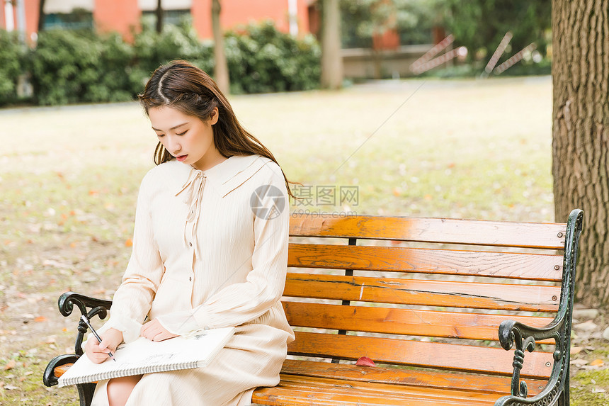 青春女孩素描图片