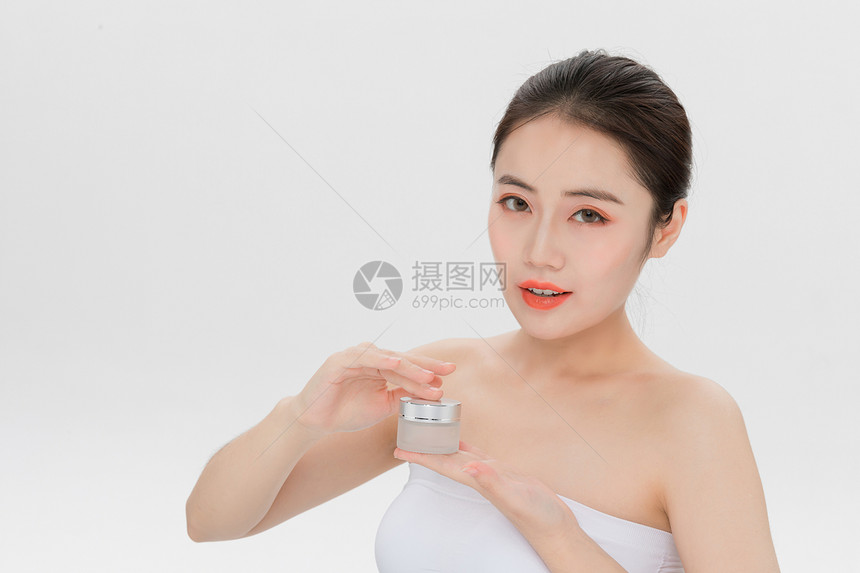 女性肌肤美白补水图片