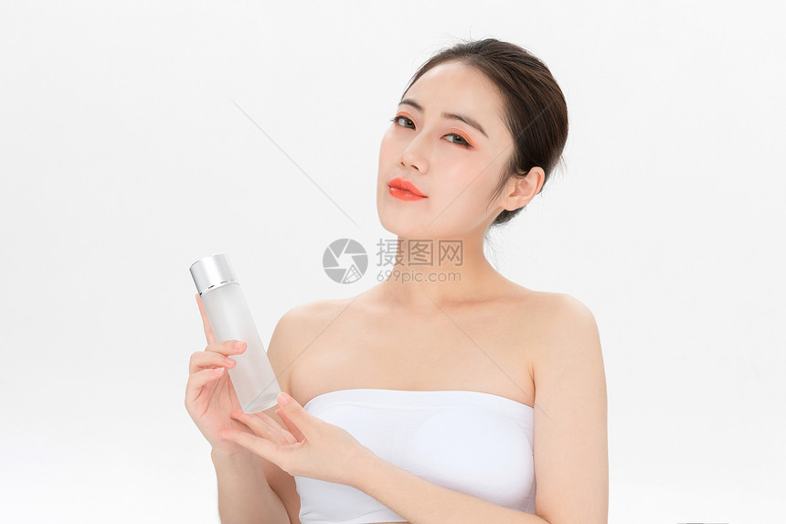 女性肌肤美白补水图片