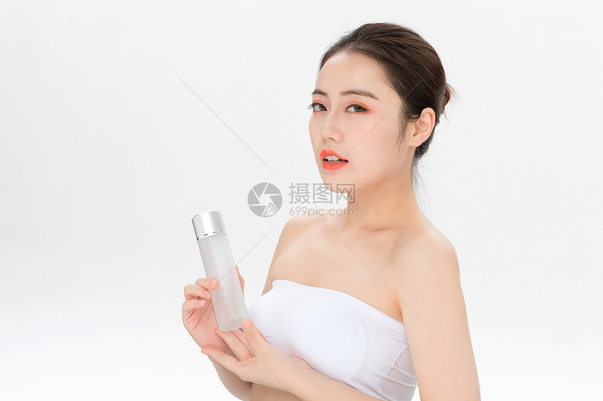 女性肌肤美白补水图片