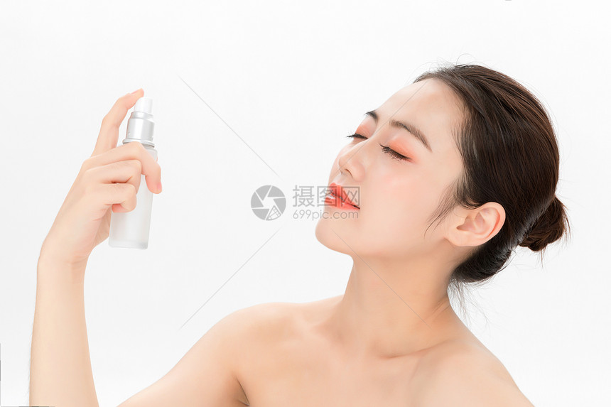 女性肌肤美白补水图片