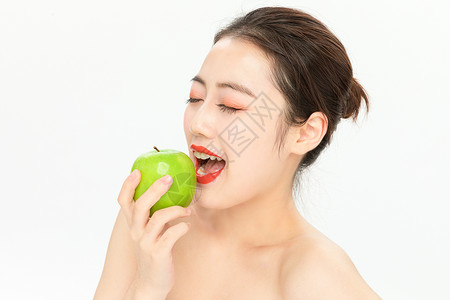 吃青苹果的美女背景图片