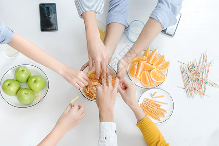 手游人物青年聚会玩手游吃零食背景