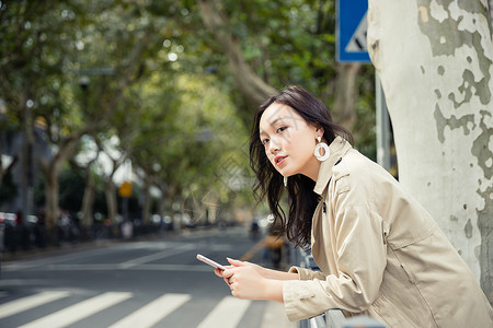 青春文艺女孩街头写真背景图片