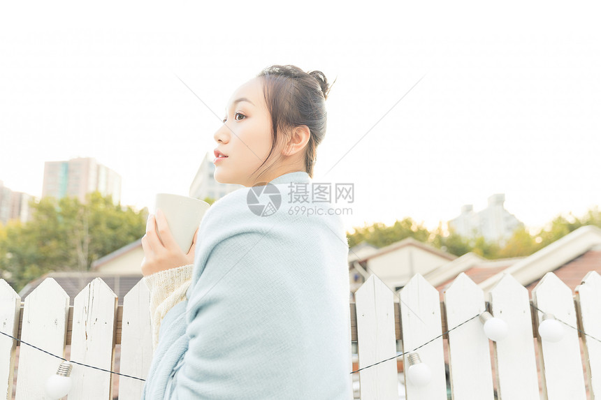 温暖冬日年轻女性喝水图片