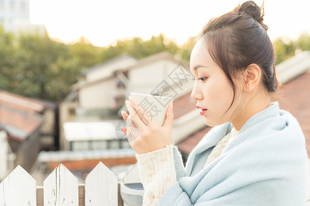 温暖冬日年轻女性喝水图片