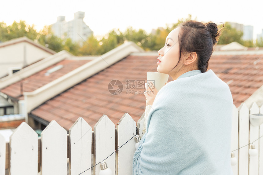 温暖冬日年轻女性喝水图片