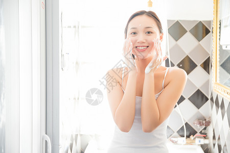 年轻女孩护肤洗脸高清图片