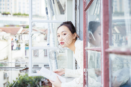 青春女孩窗台看书图片