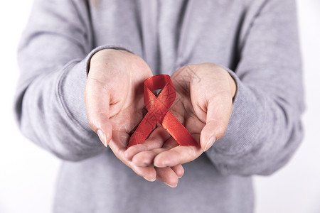 预防艾滋病日手心的红丝带背景