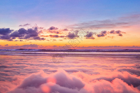 壮丽日出云海之间设计图片