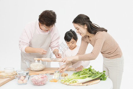 一家人包饺子背景图片