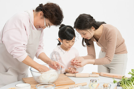 一家人一起包饺子背景图片