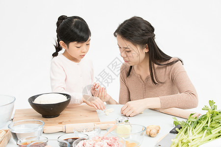 母亲和女儿一起包饺子图片