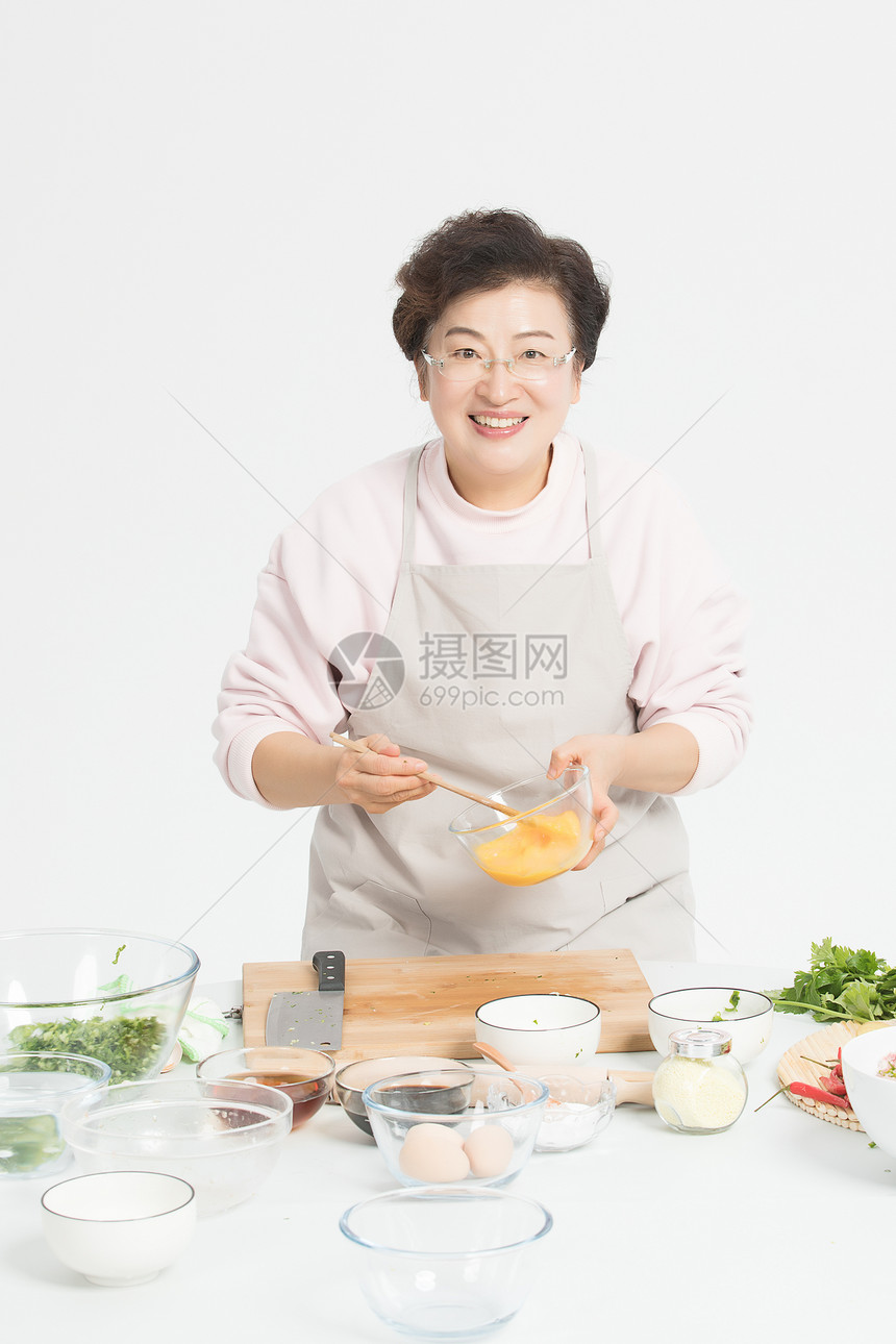 冬至老奶奶打鸡蛋准备包饺子图片