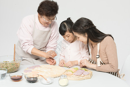 中华传统习俗过年一家人包饺子背景
