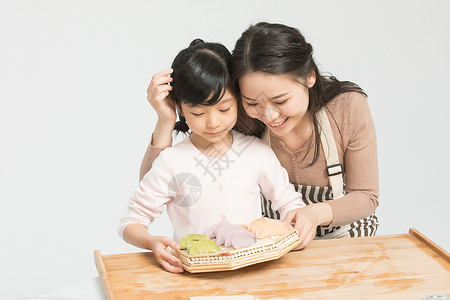 母亲和女儿一起包饺子背景图片