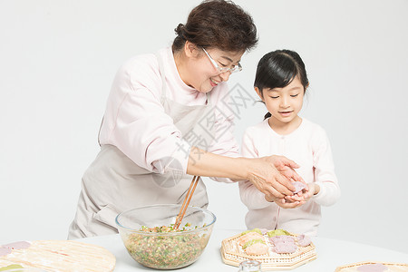 奶奶教孙女包饺子图片