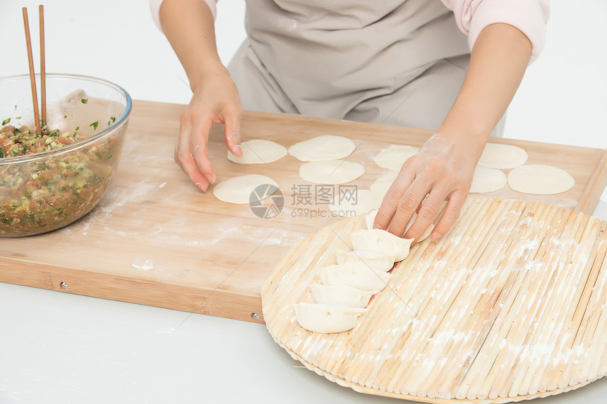 冬至包饺子过程手部特写图片