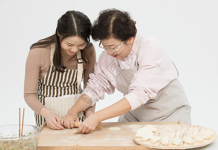 一家人一起包饺子背景图片