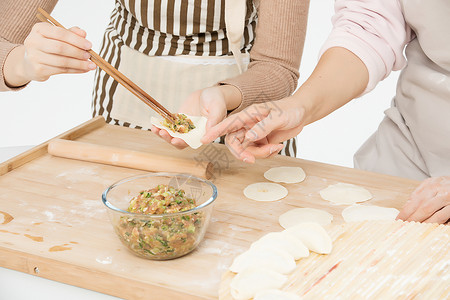 冬至包饺子过程手部特写图片