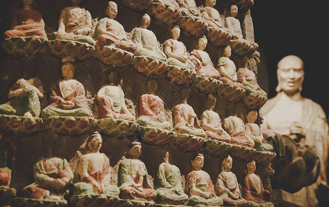 俊和尚陕西西安出土唐朝佛教唐三彩雕像背景