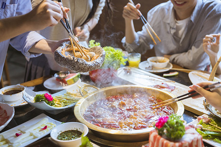 青年火锅聚餐高清图片