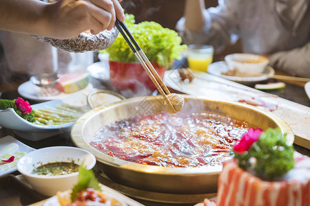 青年火锅聚餐图片