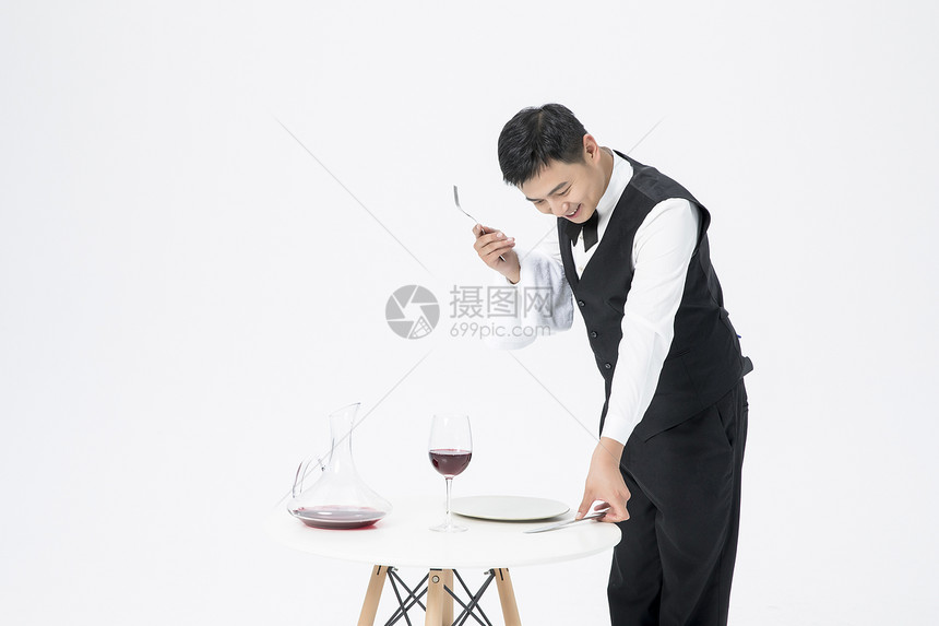 男服务员整理餐桌图片