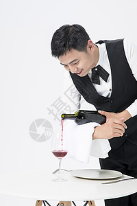 男服务员拿红酒男服务员倒红酒背景