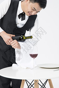 男服务员倒红酒图片