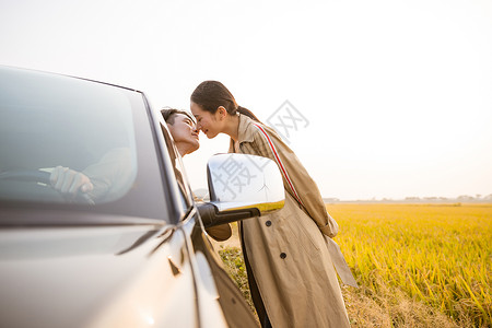 美女和车汽车生活浪漫情侣接吻背景