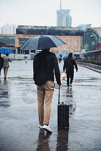 风雨无阻春运车站出行背景