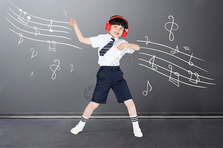 孩子耳机听音乐跳舞的男孩设计图片