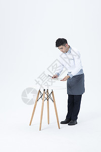 男性服务员整理餐具图片