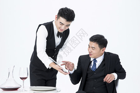男性服务员服务平板电脑点菜图片