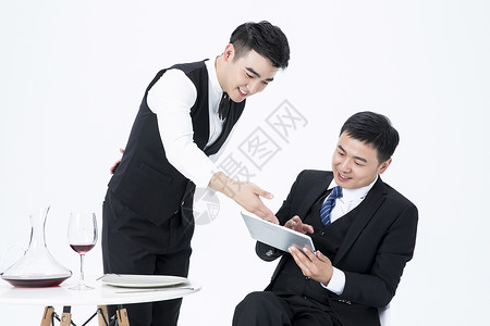 男性服务员服务平板电脑点菜背景图片