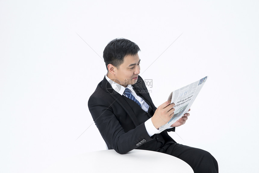 读报的商务男性图片