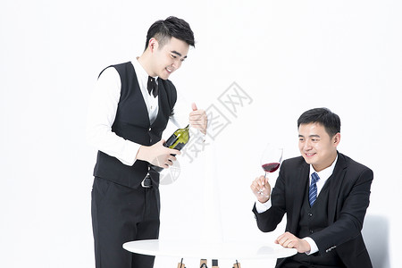 男性服务员服务倒酒图片
