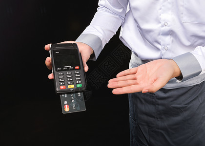 支付技术男服务员刷卡动作背景