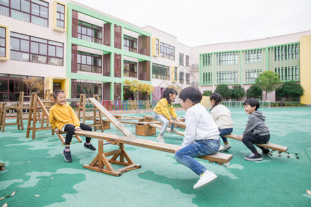 儿童跷跷板幼儿园儿童玩跷跷板背景