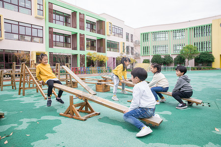 跷跷板玩耍幼儿园儿童玩跷跷板背景