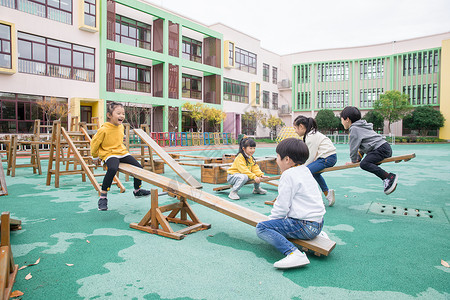 幼儿园儿童玩跷跷板高清图片