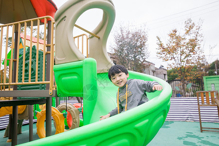 幼儿园儿童玩耍滑滑梯背景图片