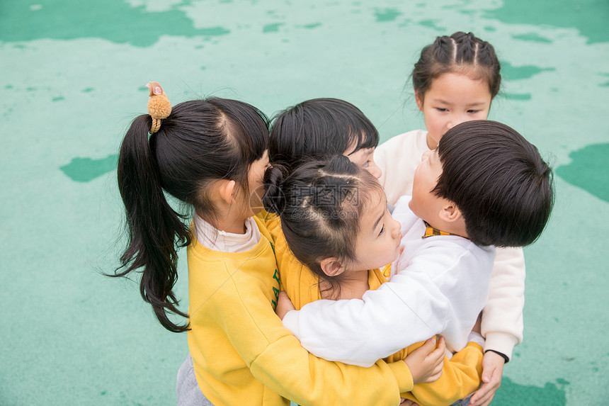 幼儿园儿童课间玩耍图片