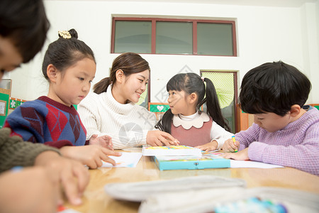 幼儿园老师指导画画背景图片