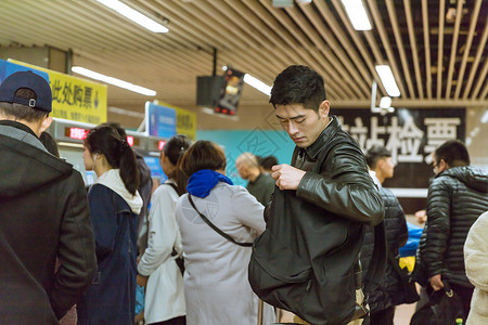 男性排队购票背景