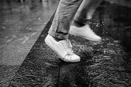 跑步下雨雨中赶路的男性背景